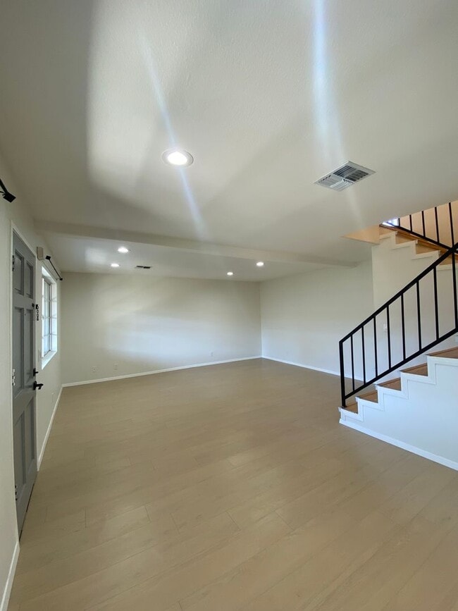 Building Photo - Updated Townhome with Garage *Only $3,000 Deposit!