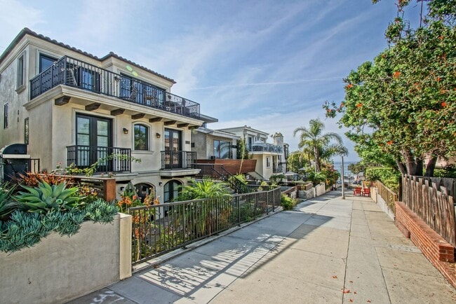 Building Photo - LUXURIOUS & FULLY FURNISHED, 2800 SQ FT WALKSTREET HOME W/ GREAT OCEAN VIEWS, LARGE DECK, 3 BALCO...