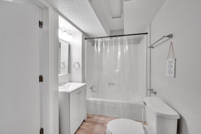 Foto del edificio - 8205 Knollwood Cir