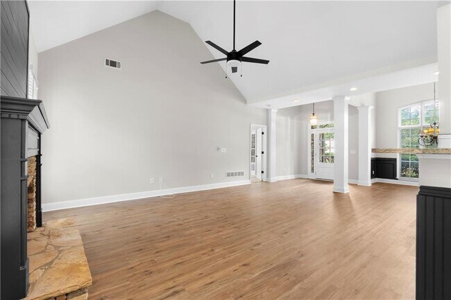 Foto del edificio - 65 Riverwood View