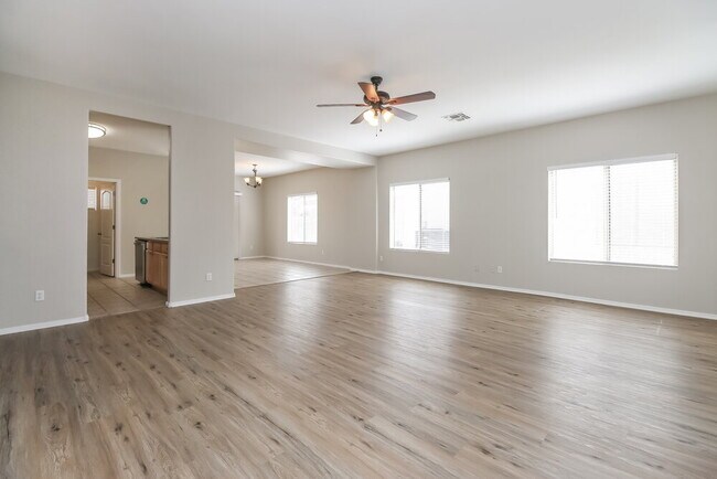 Building Photo - 751 E Horizon Heights Dr