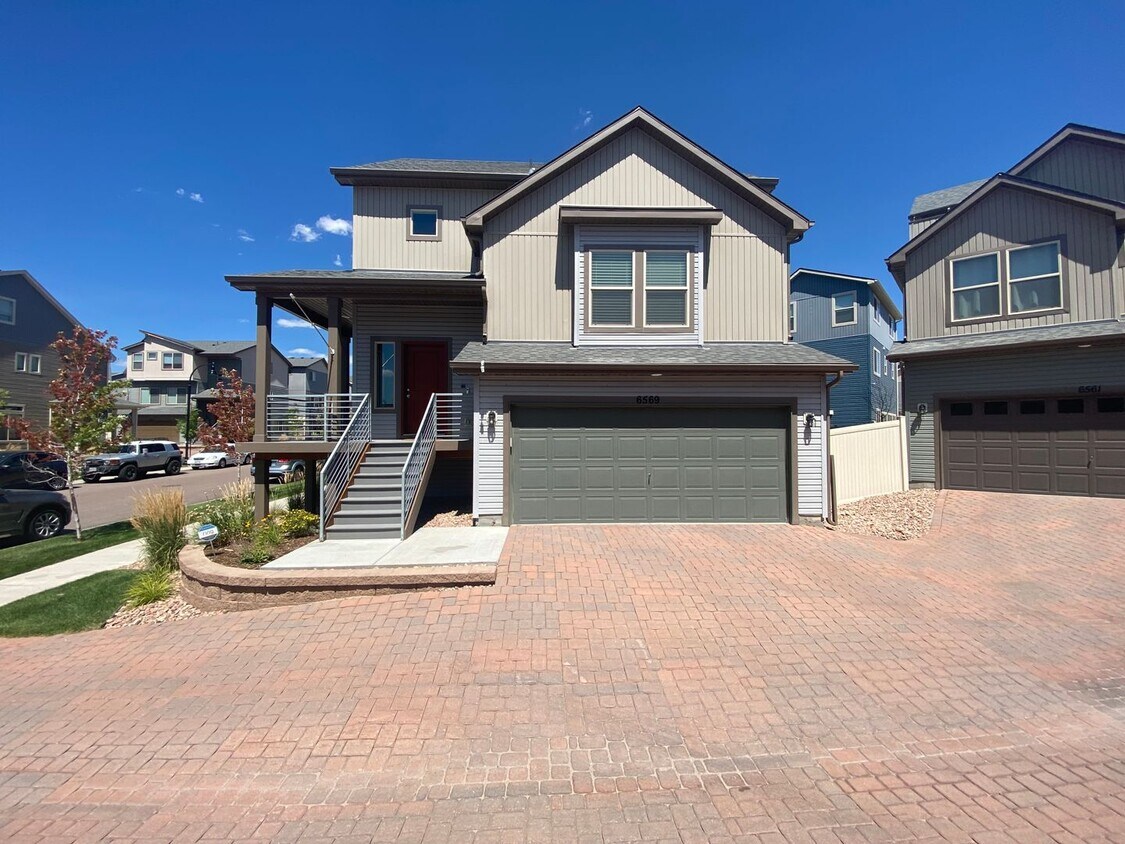 Primary Photo - Beautiful 3 bedroom Carriage House in Bann...