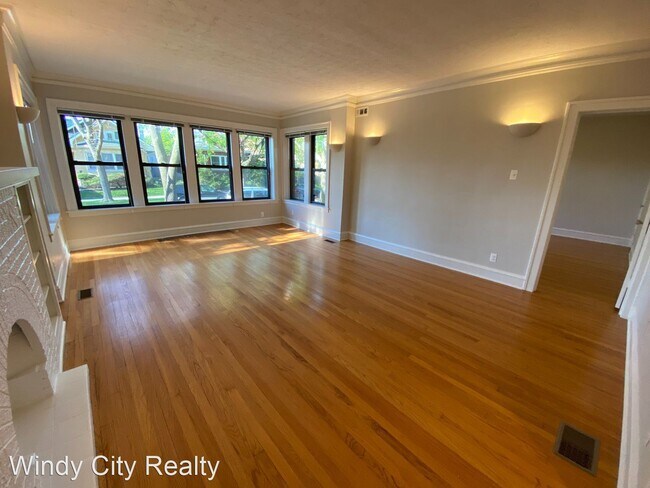 Building Photo - 2 br, 1 bath Apartment - 6917 N Rockwell St