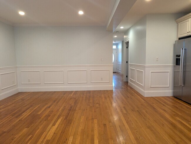 Building Photo - 460 E 6th St