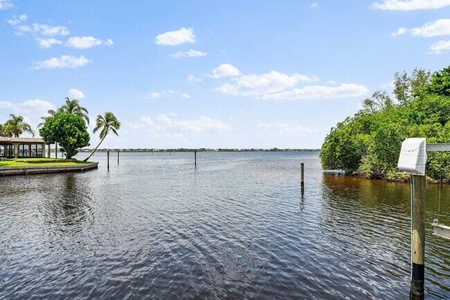 Foto del edificio - 2744 Howard Creek Ln