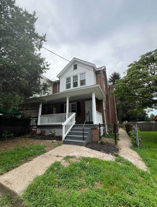 Renovated 3 Bedroom End Unit Available Now! - Renovated 3 Bedroom End Unit Available Now! House