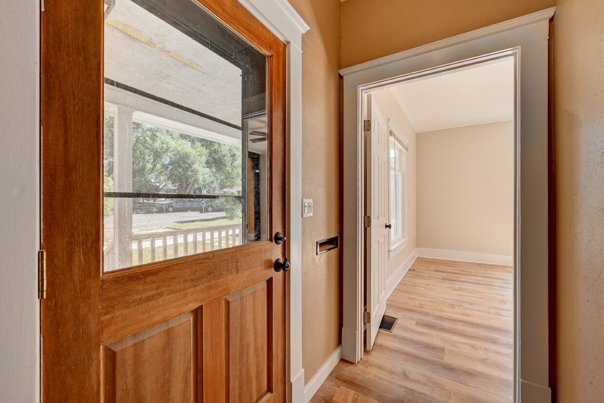Foto principal - $1,750.00 - 2 Bedrooms, 1 Bathroom, Single...
