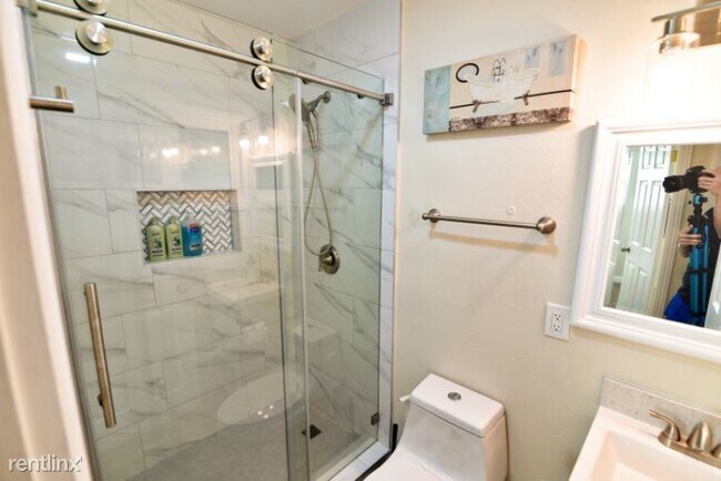 Building Photo - 4 br, 2 bath House - 9292 Tina way