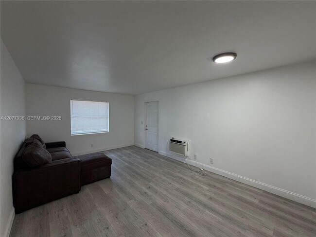 Foto del edificio - 1245 W 35th St