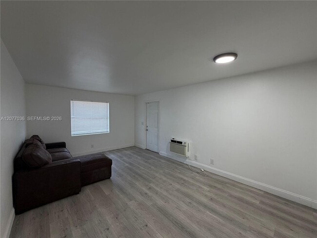 Building Photo - 1245 W 35th St