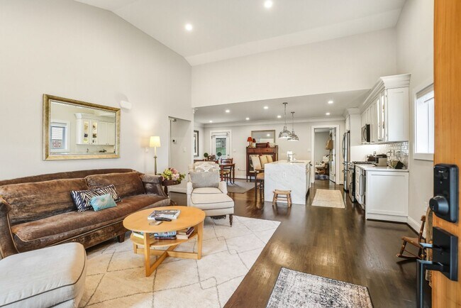 Foto del edificio - ELEGANT AND SPACIOUS 5 BEDROOM 3 FULL BATHROOM HOME IS AVAILABLE 3-1-2026  IN THE ROSEMARY HILLS ...