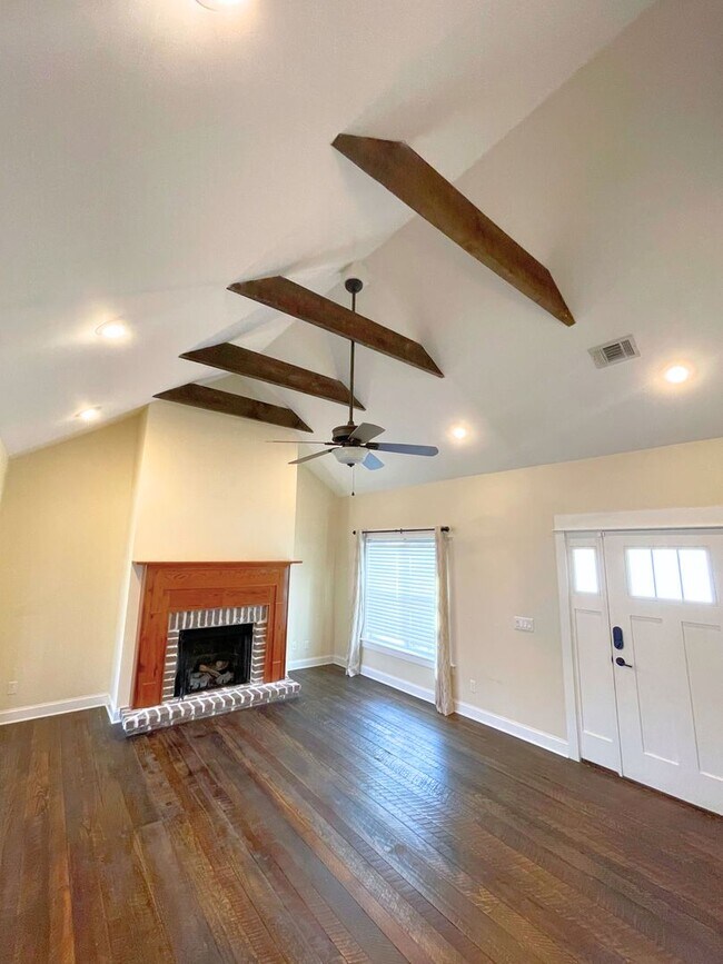 Building Photo - 3/2 updated home with amenities