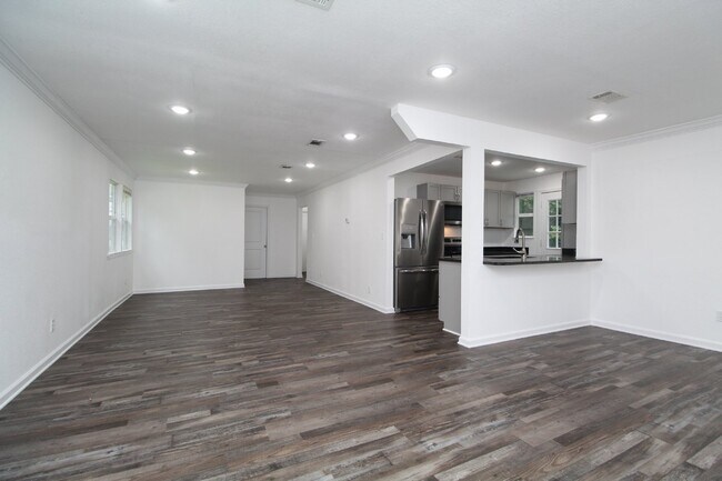 Foto del edificio - Updated 3BR Home Near Chemstrand Rd & 9 Mile with Granite Kitchen, Stainless Appliances & Fenced ...