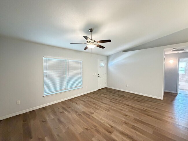 Foto del edificio - Beautiful 3 Bedroom, 2 Bathroom Home in Summerfield!