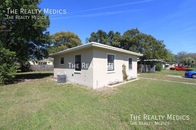 Building Photo - Cozy 2/1 in Deltona Available NOW!