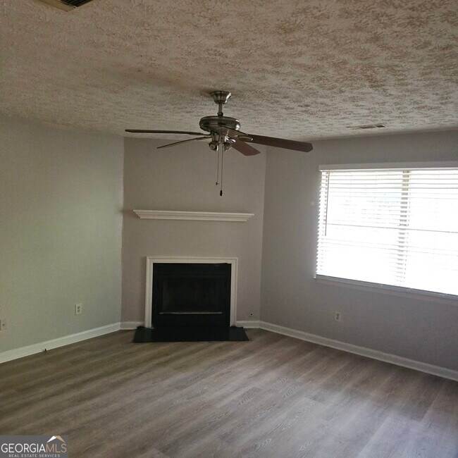 Foto del edificio - 5906 Summerglen Ln