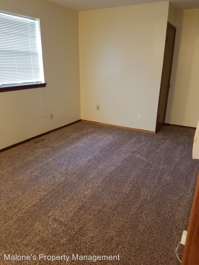 Foto del edificio - 4701 Woodview Dr