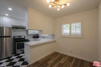 Building Photo - 12942 Moorpark St
