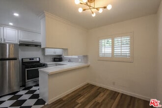 Building Photo - 12942 Moorpark St