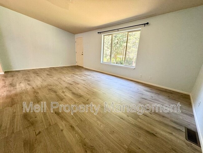 Building Photo - 155 E Strayer Way