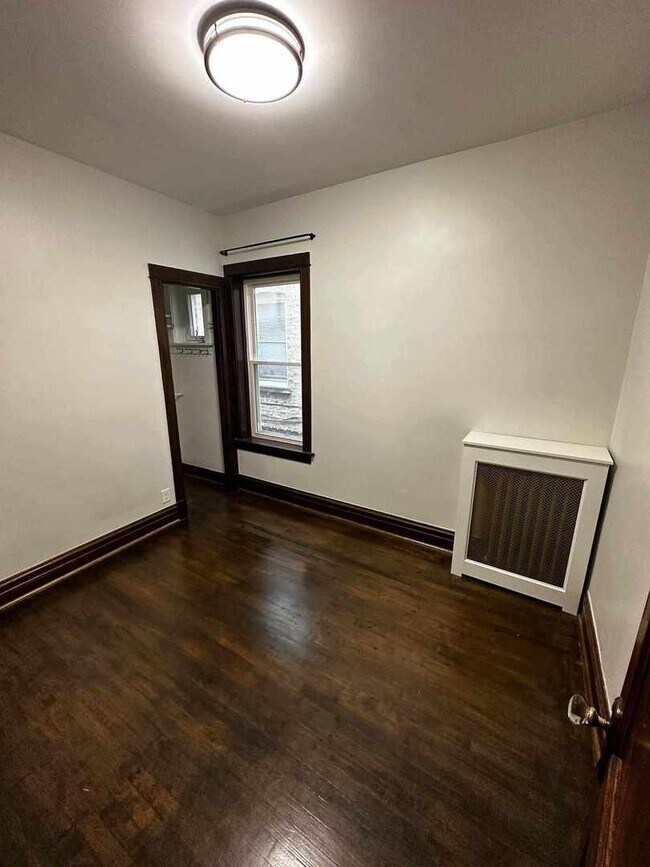 Building Photo - 2532 N Avers Ave