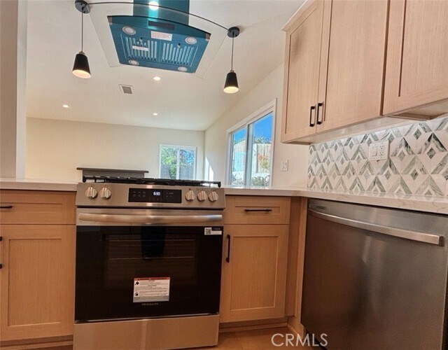 Foto del edificio - 6210 Halstead Ave