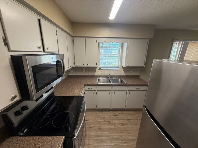 Foto del edificio - 3 BR/1BA | Newly Renovated Single Family Home| Gated backyard