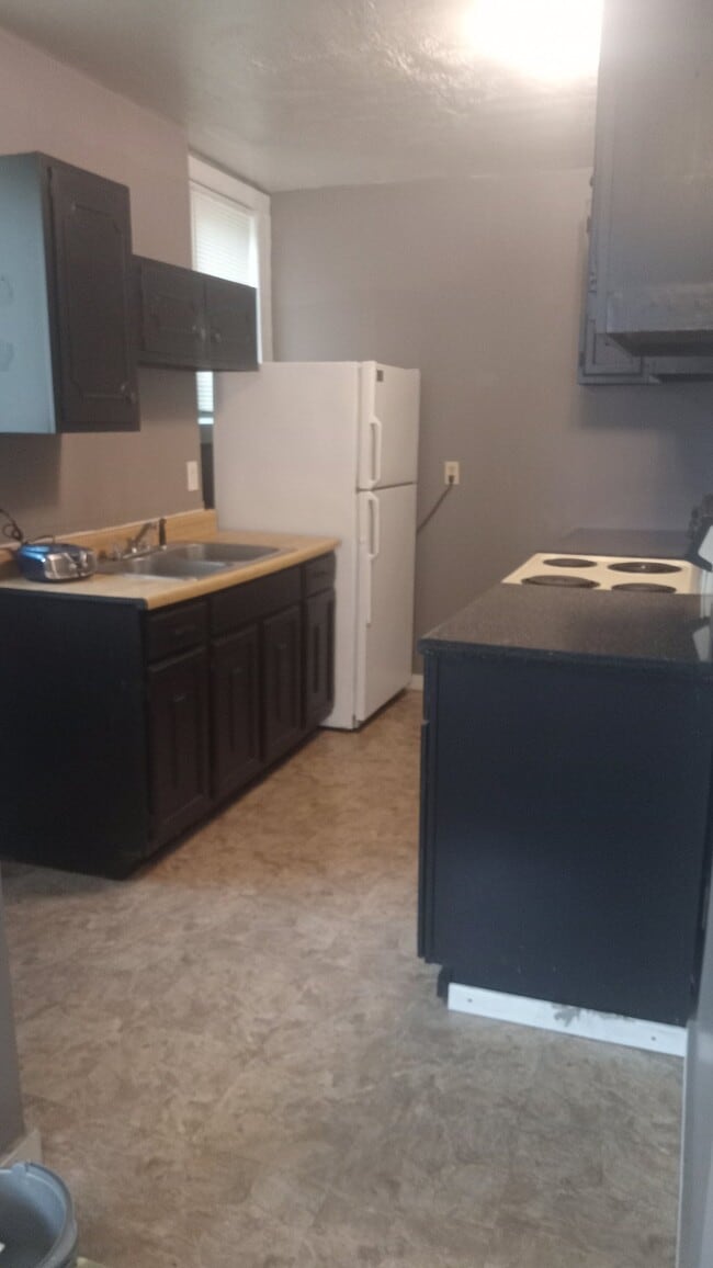 Building Photo - 424 W 8th St