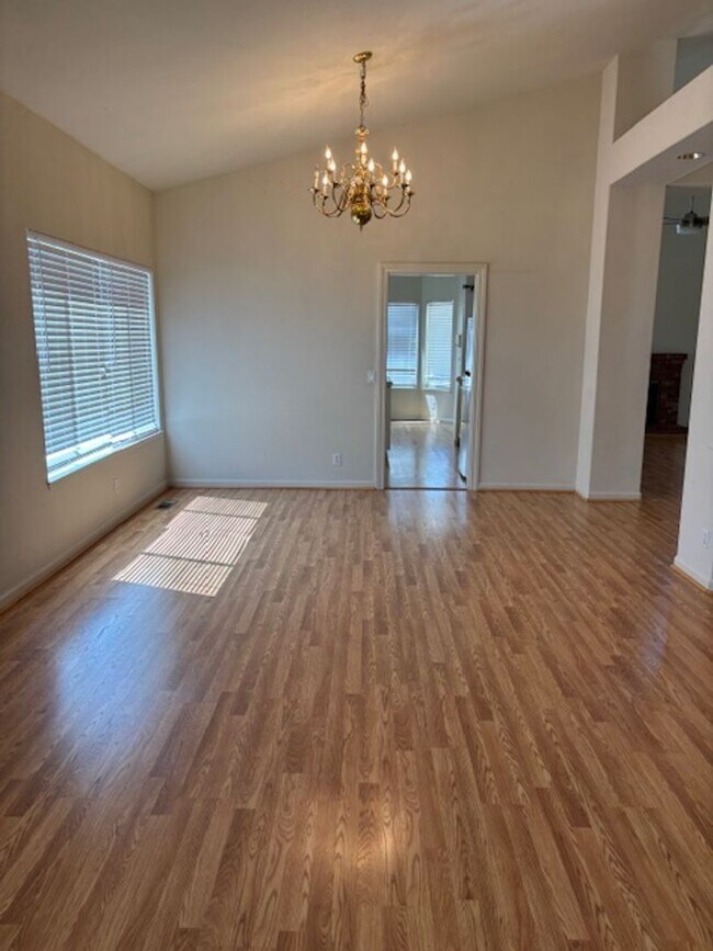 Foto del edificio - Lovely 4 bedrooms, 3 bathrooms located nea...