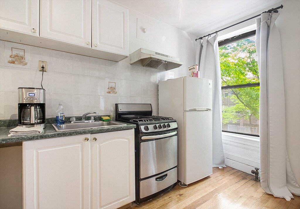 Building Photo - 246 W 23rd St