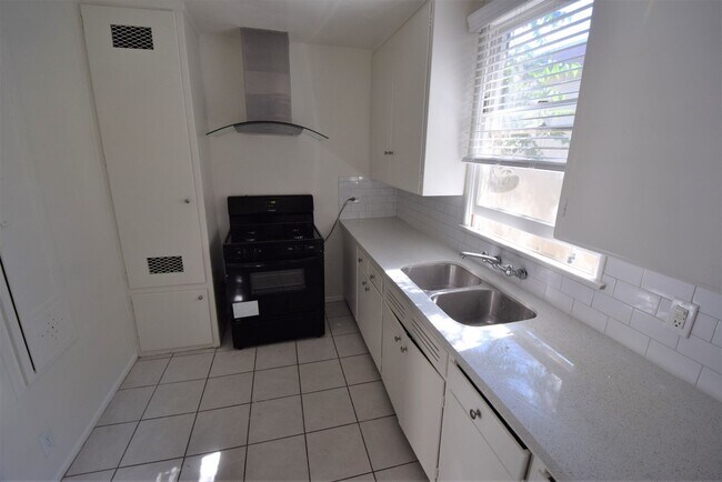 Foto del edificio - 14830 Dickens St
