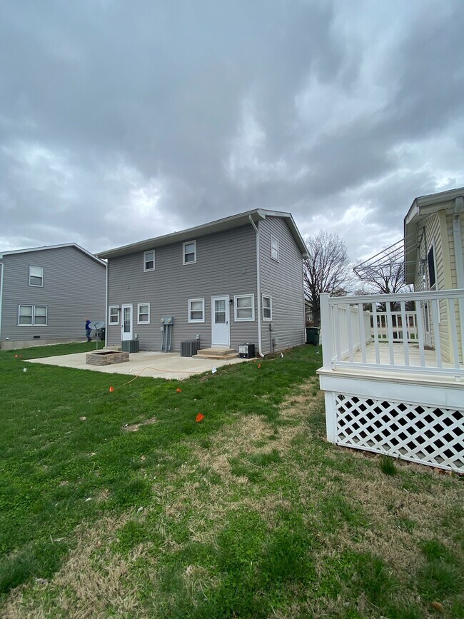 Disfrute del aire libre en su patio trasero con amigos y familiares. - 609 S Main St