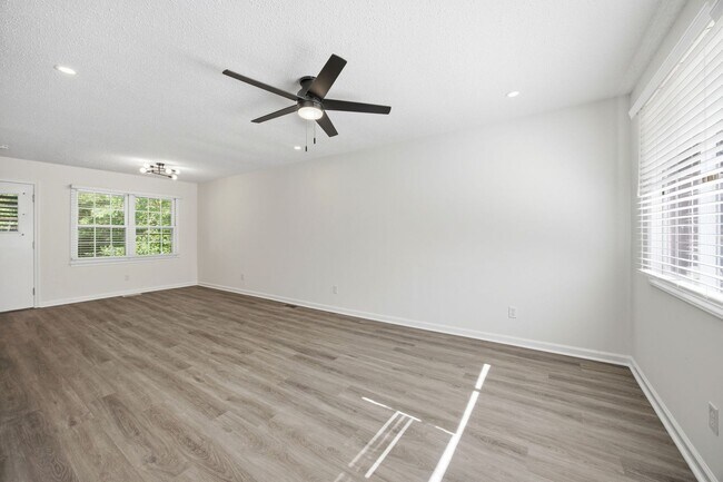 Foto del edificio - Fully Renovated 3 Bed / 2 Bath Ranch Near Downtown Raleigh & the Greenway!