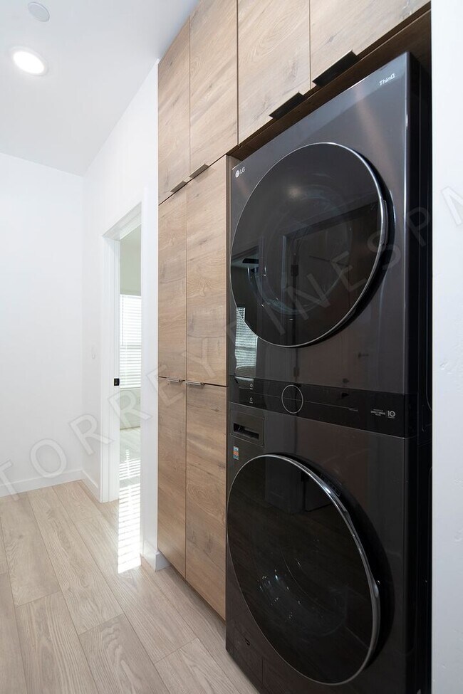 Foto del edificio - *OPEN HOUSE: 5/24 10:00AM-12:30PM* 2 Br in...
