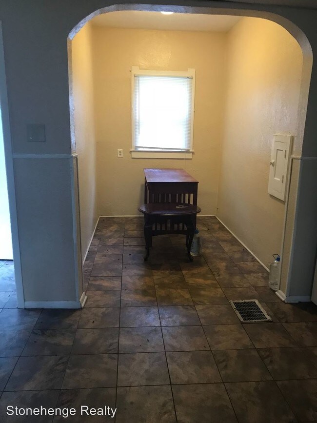 Building Photo - 4 br, 1 bath House - 710 Redwood Ave.
