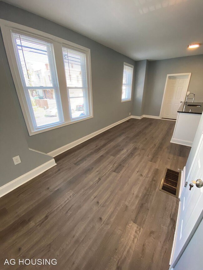 Building Photo - 3 br, 1.5 bath House - 5755 Addison Street