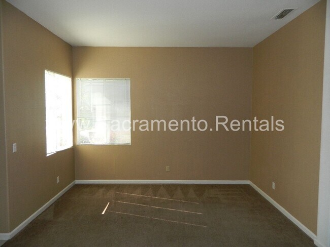 Foto del edificio - Nice 3bd/2ba Home with 2 Car Garage near Roseville Galleria