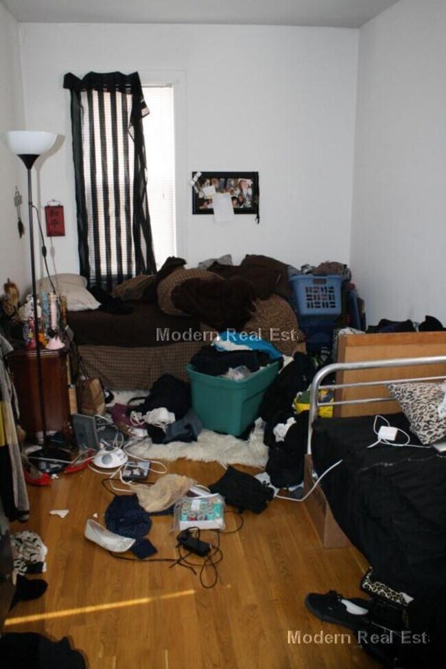 Building Photo - 3Br/1Bth, Available Sep. 1, 2026. Great for a roommates students. MUST SEE!!