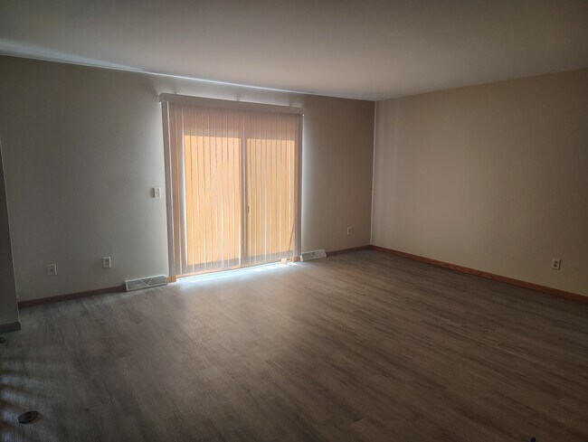 Sala de estar - 700 Iroquois Ct