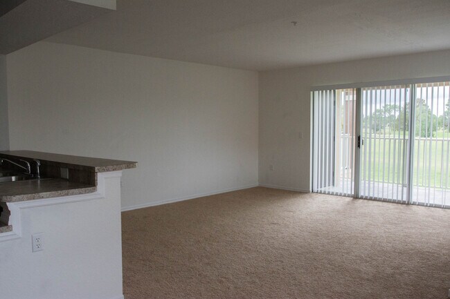Foto del edificio - Second Floor Apartment with Balcony View! ...