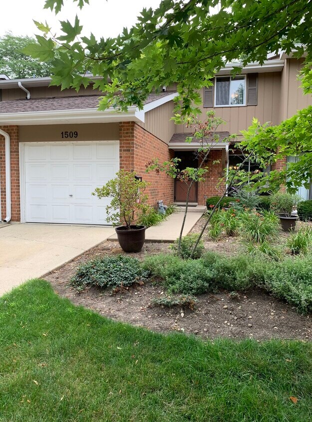 1509 Johnstown Ct, Wheaton, IL 60189 Townhome Rentals in Wheaton IL