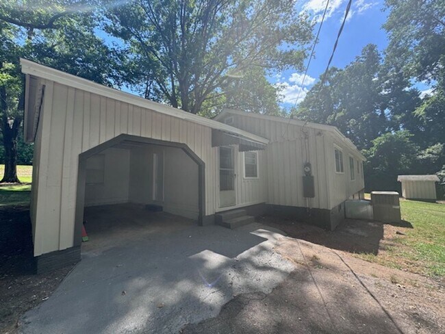 Building Photo - 3068 Roanoke Rd