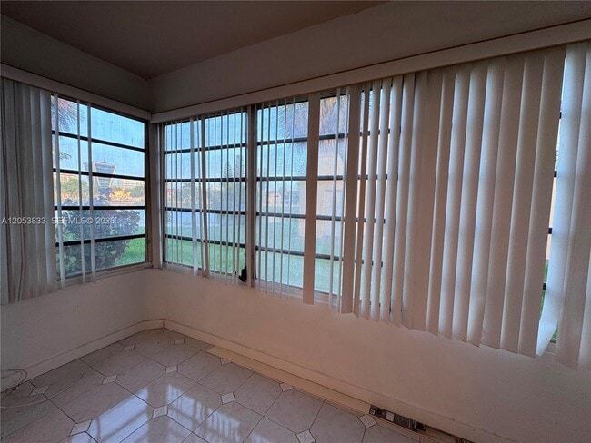 Foto del edificio - 2800 NE 203rd St