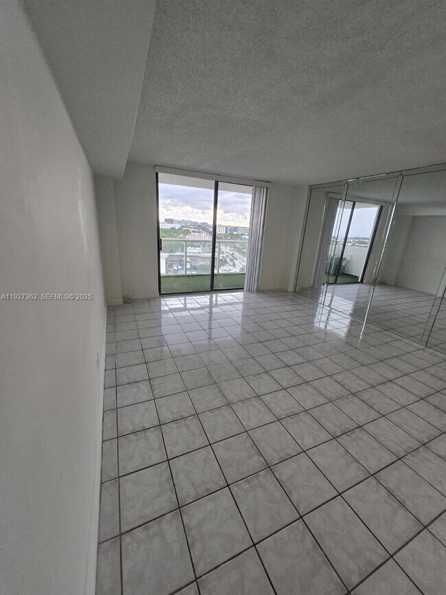 Foto del edificio - 13499 Biscayne Blvd