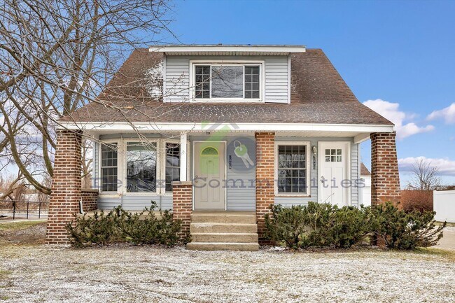 Foto del edificio - Spacious 4 Bedroom- With Extra room! New Remodel!