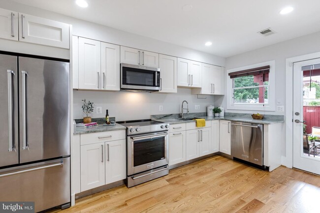 Foto del edificio - 834 Lamont St NW