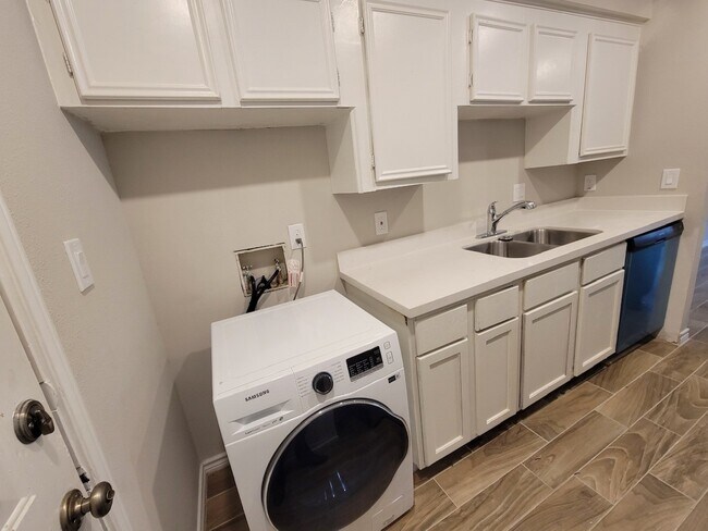 Foto del edificio - 7886 Locksley Rd