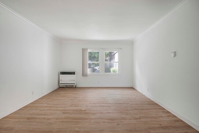 Foto del edificio - 8817 Belford Ave