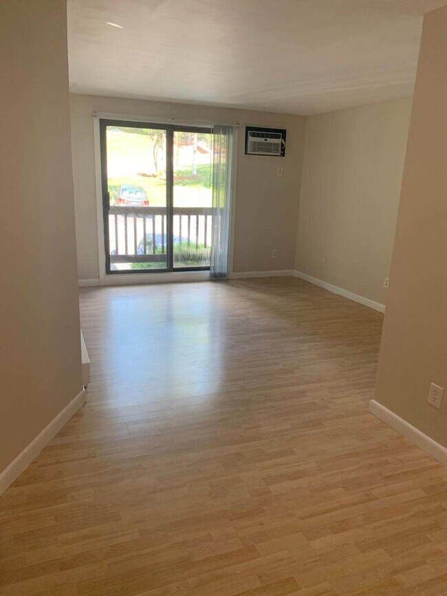 29 Old Hackett Hill Rd Unit 2d, Manchester, NH 03102 Condo for Rent