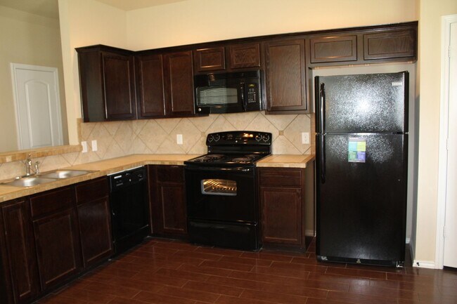 Building Photo - 3/2.5/2 Two story Duplex / Easy for commuters/ Minutes from Shopping, Restaurants, & Entertainmen...